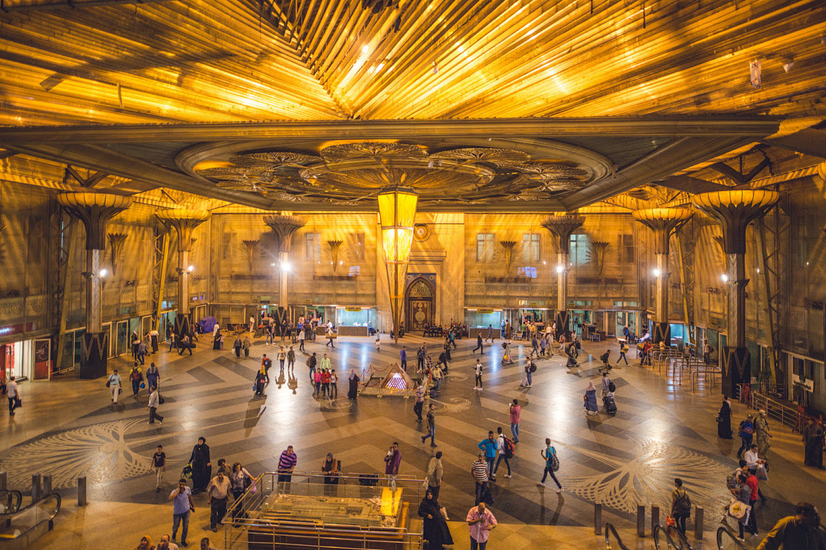 Nuova stazione ferroviaria LRT nella capitale del Nuovo Cairo (Egitto)